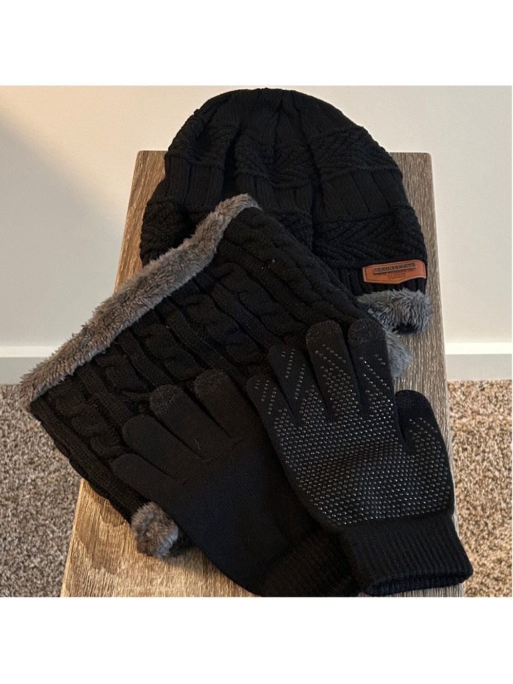Legendary Whitetails Black and Gray Knit Gloves Set
